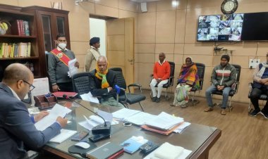 धनबाद: सरकारी जमीन लिखा बोर्ड उखाड़ कर जमीन बेचने की जनता दरबार में आई शिकायत