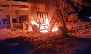 झारखंड: सिमडेगा में PLFI उग्रवादियों ने JCB और पानी टैंकर में लगाई आग, छोड़ा पर्चा, एरिया में दहशत