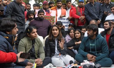 नई दिल्ली:  पहलवानों ने खेल मंत्री से की मुलाकात, WFI को भंग करने की मांग