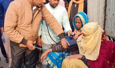 धनबाद: प्रेमी के लिए दरवाजे पर तीसरे दिन भी अनशन पर बैठी रही प्रेमिका