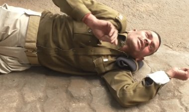 धनबाद: शराब के नशे में पुलिस कांस्टेबल घंटो रोड पर पड़ा रहा बेसुध