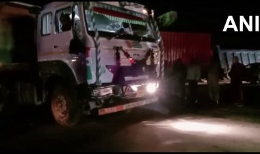 Uttar Pradesh Road Accident : दो महिलाओं को रौंदते हुए कार पर पलटा डंपर,  पिता-पुत्र और दामाद की मौत