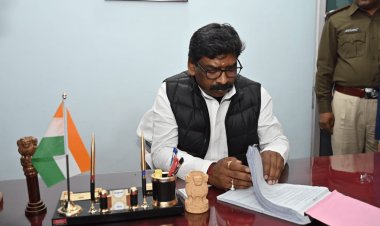 चाईबासा: मुफस्सिल Police Station में गंदगी देख भड़के CM हेमंत सोरेन, कहा-  है थाना या बालू-गिट्टी का गोदाम