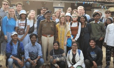 दुमका: नॉर्वे से आये 30 विदेशी सैलानियों का स्वागत, टाउन पुलिस स्टेशन में मिठाई खिलाया गया