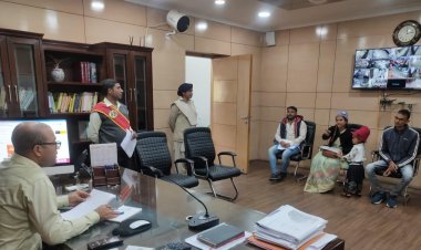 Dhanbad: जनता दरबार में DC ने सुनी आमजनों की शिकायत