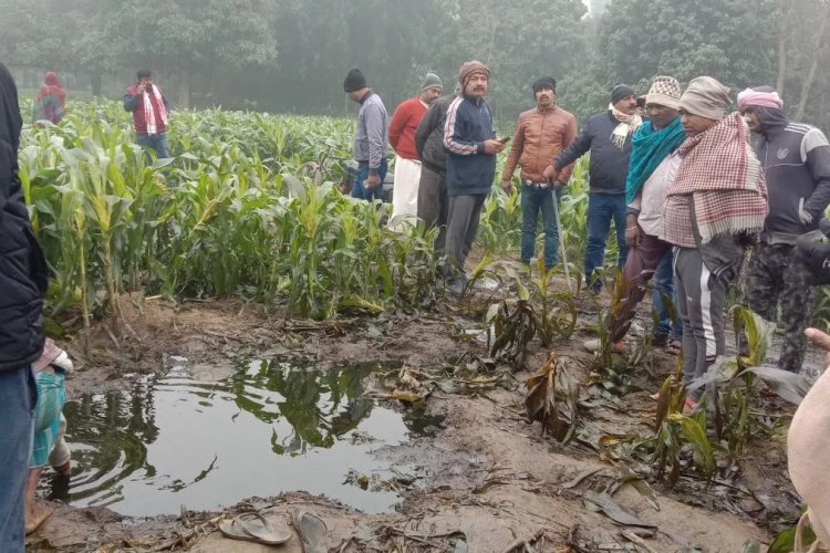 खगड़िया:चोरों ने असम-बरौनी पाइपलाइन काटा, हजारों लीटर खेत में बहा