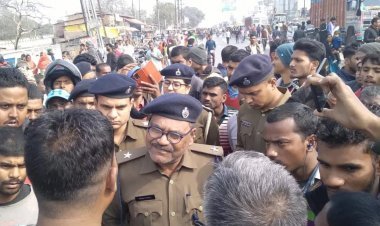 Bihar: बेगूसराय में दिनदहाड़े गोली मारकर मुखिया का मर्डर, आक्रोशित ग्रामीणों ने किया रोड जाम