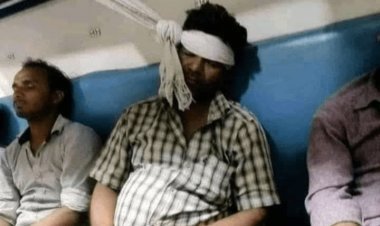 ट्रेन में सोने को सीट नहीं मिली तो सख्स ने अपनाया गजब का देसी जुगाड़, फोटो वायरल