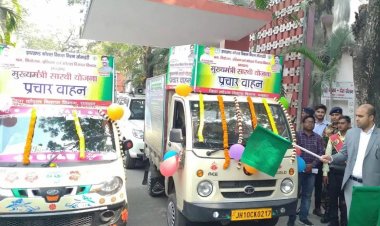 Dhanbad: योजनाओं के प्रति जागरूकता फैलाने के लिए सारथी वाहन रवाना, DC ने दिखायी हरी झंडी