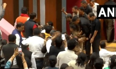 MCD Standing Committee Election: APP और BJP पार्षदों के बीच जमकर मारपीट, मेयर से भी हाथापाई