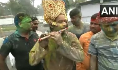 Bihar: पटना में तेज प्रताप यादव की लट्ठमार होली, सबको रंगों से भींगा डाला