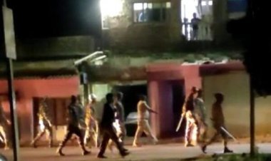 Hazaribagh : दो गुटों में हिंसक झड़प, SDPO समेत आधा दर्जन पुलिसकर्मी घायल, पथराव में दोनों पक्षों के 10 लोग जख्मी