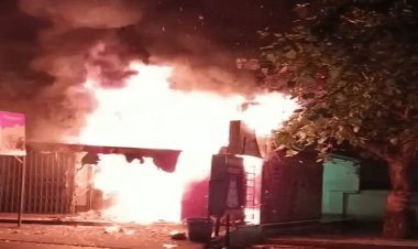 Dhanbad : शॉट सर्किट से दुकान में लगी भीषण आग, 15 लाख का नुकसान