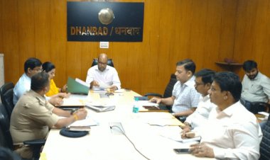 Dhanbad: सड़क सुरक्षा समिति की बैठक, ट्रैफिक व्यवस्था सुदृढ़ करने के लिए रोड को अतिक्रमण मुक्त कराने का निर्देश