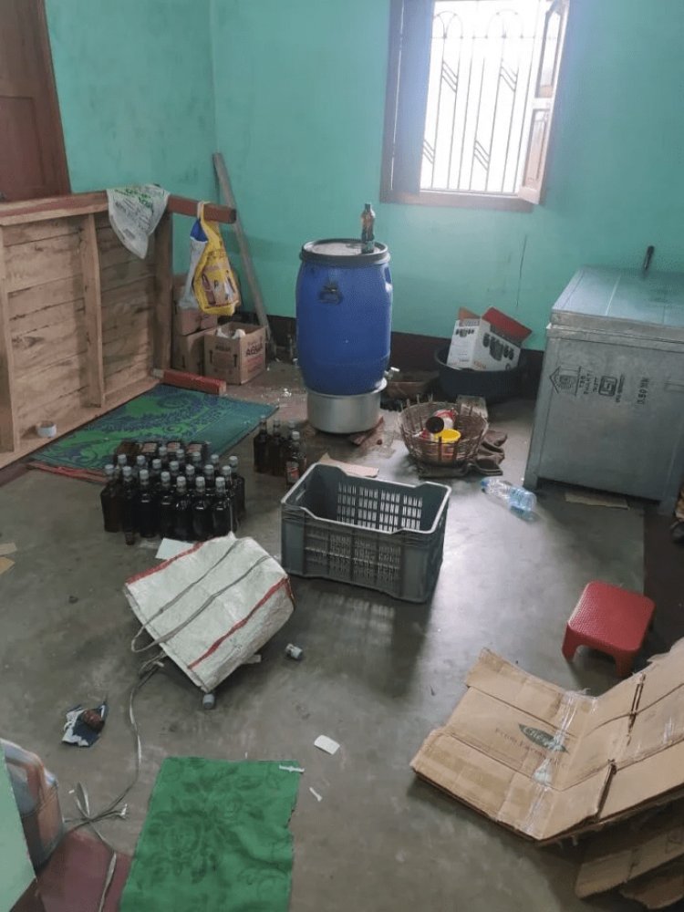 Dhanbad: गोविंदपुर में मिनी अवैध शराब फैक्ट्री का खुलासा, भारी नकली शराब जब्त