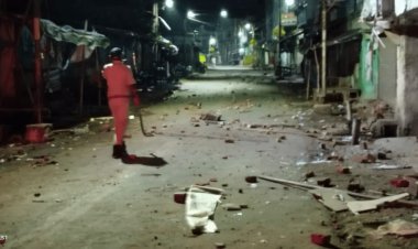 Jharkhand: साहिबगंज में विसर्जन जुलूस पर पथराव, उपद्रवियों ने बाइक फूंकी, SDPO समेत कई पुलिसकर्मी व श्रद्धालु घायल