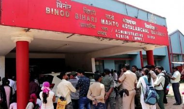 Dhanbad: आक्रोशित छात्रों ने BBMKU गेट में जड़ा ताला, किया रोड जाम 