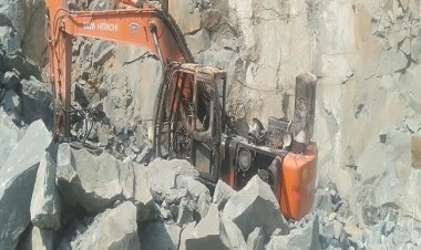 Jharkhand: लोहरदगा में PLFI उग्रवादियों ने पोकलेन मशीन व डीजी जेनरेटर फूंकी, ऑपरेटर के साथ मारपीट