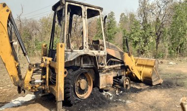 Jharkhand: बोकारो में उग्रवादियों ने एक JCB और चार ट्रैक्टर फूंका