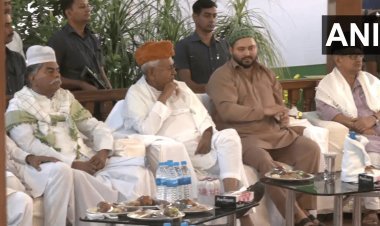 Bihar: राबड़ी देवी के घर इफ्तार पार्टी, कई मिनिस्टर व लीडर्स पहुंचे, चिराग ने नीतीश के पैर छुए