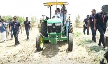 Chhattisgarh: CM भूपेश बघेल का देसी अंदाज, ट्रैक्टर चलाकर की खेत जुताई, video viral