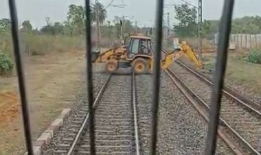 Dhanbad : रेलवे ट्रैक पर JCB फंसा, ड्राइवर ने सूझबूझ से ट्रेन रोक लिया, टला हादसा