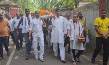 Dhanbad : SSP संजीव कुमार की मां पंचतत्व में विलीन, नम आंखों से दी गयी अंतिम विदाई