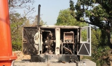 Jharkhand: पश्चिम सिंहभूम के गोइलकेरा में नक्सलियों का तांडव, Airtel का टावर जलाया, पोस्टर चिपकाया