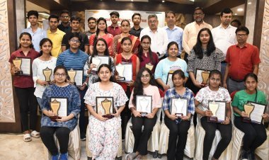 Dhanbad: मनीष कोचिंग सेंटर का कैरियर काउंसलिंग सह प्रतिभा सम्मान समारोह 