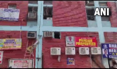 Mukherjee Nagar Fire : दिल्ली मुखर्जी नगर की कोचिंग में आग, थर्ड फ्लोर से रस्सी के सहारे स्टूडेंट्स ने जान बचाई