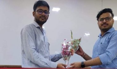 Dhanbad: प्रीतम एकेडमी में स्टूडेंट्स से मिले देवघर के जल संसाधन विभाग के SDO