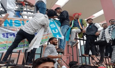 Dhanbad: BBMKU का स्टूडेंट्स ने किया घेराव, हंगामा, VC के खिलाफ नारबाजी