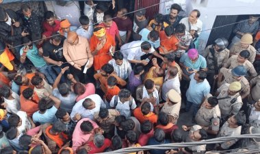 Uttar Pradesh: बरेली में मस्जिद की छत से कांवड़ियों पर पथराव, पुलिस वाहन तोड़ा, एसपी लीडर अरेस्ट