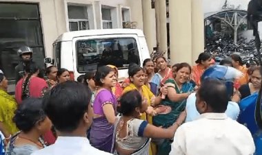 Dhanbad : प्रेगनेंट महिला की मौत, धनबाद पुलिस स्टेशन हंगामा, महिलाओं ने आरोपी पक्ष को चप्पल के पीटा