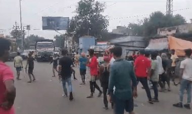 Dhanbad : झरिया में पुलिस के खिलाफ आक्रोश, लोगों ने की सड़क जाम, पुलिस वाहन में तोड़फोड़