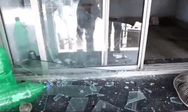 Dhanbad: कार सवार युवकों की दबंगई, CIMFR मेन गेट पर सिक्युरिटी सुरक्षा गार्ड से मारपीट, तोड़फोड़