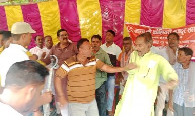 Dhanbad: अरूप चटर्जी के खिलाफ अपशब्द कहने हंगामा, BCKU समर्थकों ने JMM लीडर को पीटा 