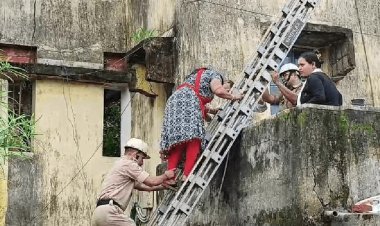 Bokaro : बोकारो स्टील सिटी के आवासीय क्वार्टर की सीढ़ी ढही, घरों में फंसे 21लोगों को रेस्क्यू कर निकाला