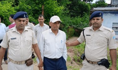 Dhanbad: राजस्व कर्मी को पांच हजार घूस लेते ACB ने रंगेहाथ दबोचा