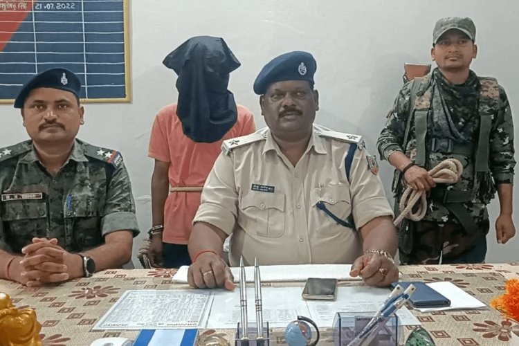 Jharkhand : गुमला पुलिस की बड़ी उपलब्धि, चौकीदार की मर्डर में शामिल पूर्व माओवादी सोमरा उरांव अरेस्ट