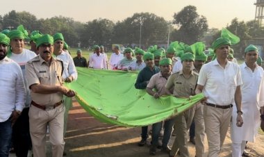 Dhanbad:  पुलिस परिवार की ओर से की गयी मजार पर चादरपोशी 