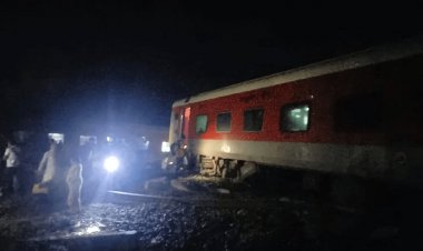 Bihar Train Accident : बिहार में नार्थ ईस्ट एक्सप्रेस डि-रेल, चार पैसेंजर की मौत, 100 से अधिक घायल