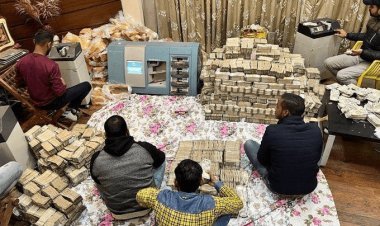 Karnataka: बेंगलुरु में पूर्व पार्षद के फ्लैट से मिले 42 करोड़ रुपये, इनकम टैक्स की रेड में खुलासा