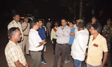 Dhanbad : DC ने जिला प्रशासन की टीम के साथ देर रात दुर्गा पूजा पंडालों का किया निरीक्षण