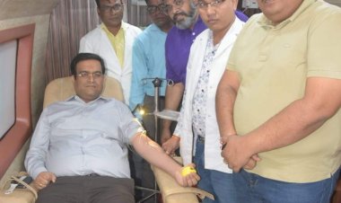 Dhanbad : DC ने रक्तदान कर किया रोटरी ब्लड कलेक्शन वैन का शुभारंभ