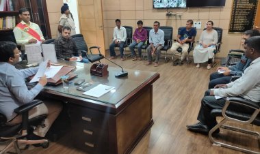 Dhanbad: जनता की समस्याओं का प्राथमिकता से करें समाधानः डीसी