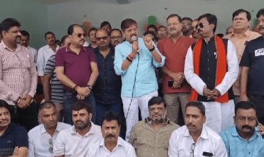 Dhanbad: पुलिस के खिलाफ बिजनसमैन में आक्रोश, दुकानें रही बंद, दिया धरना