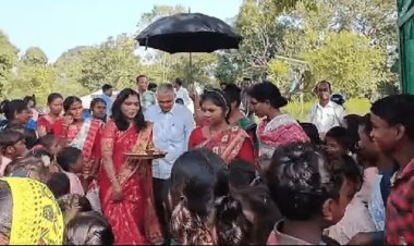 Jharkhand: पश्चिम सिंहभूम में टीचर की अनोखी विदाई, समारोह में रो पड़े बच्चे व अभिभावक, गाजे-बाजे के साथ पहुंचाया घर