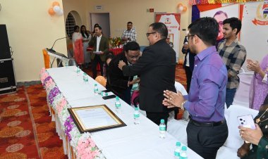 गिरिडीह : SP ने रिटायर DSP का पैर छूकर लिया आशीर्वाद, विदाई समारोह में कहा- गुरु हैं और हमेशा गुरु ही रहेंगे