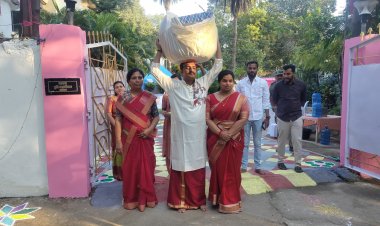 Jharkhand: पलामू SP रिष्मा रमेशन कर रही हैं छठ, IPS हसबैंड अंजनी अंजन ने उठाया दउरा